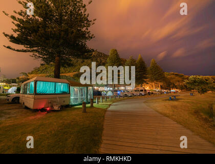 MOUNT MAUNGANUI NEUSEELAND - 7. FEBRUAR 2019: Wohnwagen und Wohnmobile in der Nähe der Base Track access Gehweg am Mount Maunganui Campingplatz bei Nacht Stockfoto