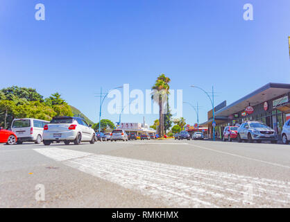 MOUNT MAUNGANUI NEUSEELAND - 8. FEBRUAR 2019: Maunganui Straße in der Haupteinkaufsstraße mit vorbeifahrenden Fahrzeuge und Menschen, Stockfoto