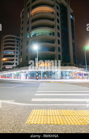 MOUNT MAUNGANUI NEUSEELAND - 7. FEBRUAR 2019: Night scene Fußgängerzone, die zu Wohnungen und Cafés der Marine Parade Ecke am Fuß des Mount Überquerung der s Stockfoto