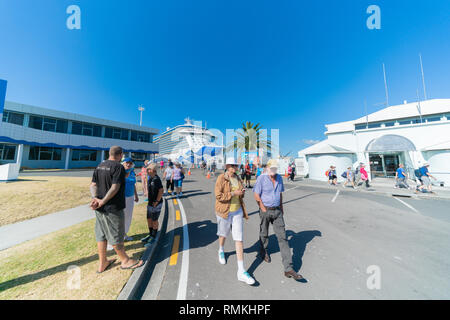 MOUNT MAUNGANUI NEUSEELAND - 10. FEBRUAR 2019: die Passagiere aussteigen in Hafen von Tauranga für Tage besuchen und Besichtigungen. Stockfoto