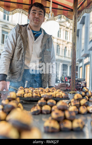 Unbekannter Mann verkauft gebackene Kastanien auf einem Ständer für Street. Istanbul, Turkey-March 02,2019 Stockfoto