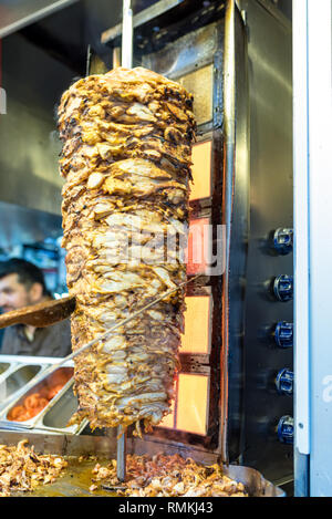 Koch schneiden traditionelle türkische Speisen Shawarma chicken Döner im Restaurant im Freien. Istanbul, Türkei, 02. Februar 2019 Stockfoto