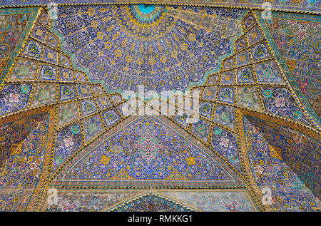 ISFAHAN, IRAN - 21. Oktober 2017: Die bunte semi-Dome und muqarnas (Wabe) Details von Seyed Moschee, mit kunstvollen Fliesen Muster auf Flo Stockfoto