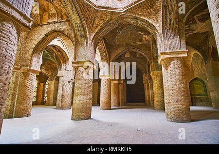 ISFAHAN, IRAN - 21. Oktober 2017: Die Nördliche shabestan von Jameh Moschee mit gemauerten Säulen und Gewölbe, am 21. Oktober in Isfahan. Stockfoto
