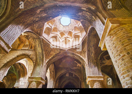 ISFAHAN, IRAN - 21. Oktober 2017: Das Licht Loch in geschnitzten Kuppel des Nördlichen shabestan von Jameh Moschee, am 21. Oktober in Isfahan. Stockfoto
