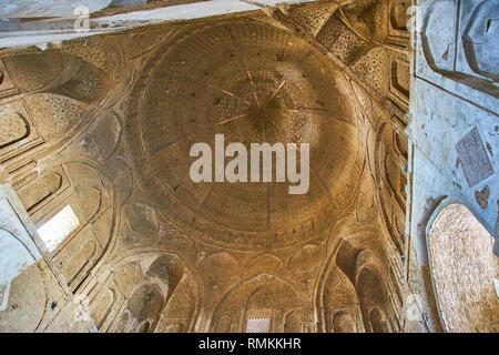 ISFAHAN, IRAN - 21. Oktober 2017: Die komplexen Mauerwerk des Nordens Kuppel des Jameh Moschee - die älteste erhaltene Moschee in der Stadt, am 21. Oktober in Isfa Stockfoto