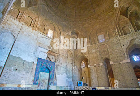 ISFAHAN, IRAN - 21. Oktober 2017: Der Norden Gebetsraum der Moschee Jameh mit gemauerten Wänden, Dome und bewahrt das Bebauen auf mihrab, am 21. Oktober in Isfa Stockfoto