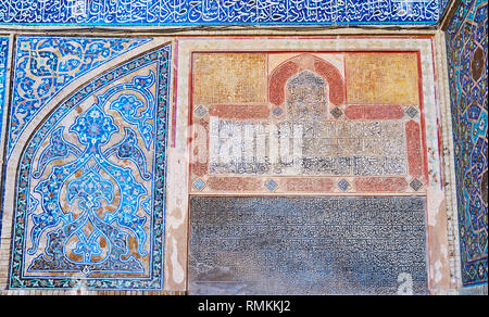 ISFAHAN, IRAN - 21. Oktober 2017: Die mittelalterliche geschnitzt Panel mit der islamischen Kalligraphie auf der Wand des Südlichen Portal (Iwan) Der Jameh Moschee, Surround Stockfoto