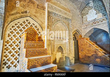 ISFAHAN, IRAN - 21. Oktober 2017: Der Westen Iwan (Portal) Der Jameh Moschee öffnet sich der Blick auf den mittelalterlichen Sultan Uljayto Halle mit einzigartigen Stuck Mihrab, Cov Stockfoto