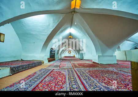 ISFAHAN, IRAN - 21. Oktober 2017: Die shabestan (u-Halle) von Jameh Moschee mit weißen Vault und bunten Persische Teppiche auf dem Boden, auf Octo Stockfoto