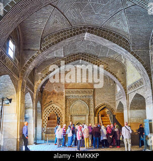 ISFAHAN, IRAN - 21. Oktober 2017: Die Gruppe der Touristen an der Uljayto Mihrab in West Hall des Jameh Moschee, am 21. Oktober in Isfahan. Stockfoto