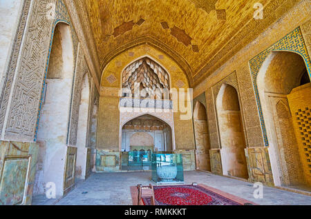 ISFAHAN, IRAN - 21. Oktober 2017: Die North Hall des Jameh Moschee mit malerischen muqarnas Dekoration, feine Mauerwerk, islamische Muster und Kalligraphie, auf Stockfoto