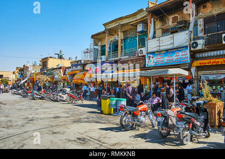 ISFAHAN, IRAN - 21. Oktober 2017: Die Linie der kleinen Schmuckgeschäfte in alten Gebäuden von Grand (Qeysarie, Soltani) Basar am 21. Oktober in Isfahan. Stockfoto