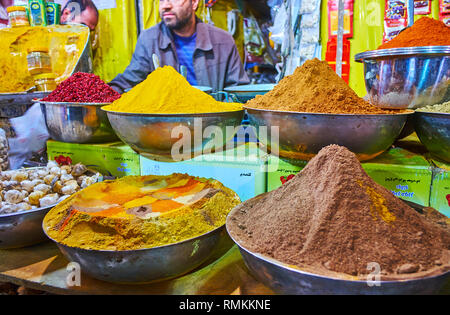 ISFAHAN, IRAN - 21. Oktober 2017: Die duftenden orientalischen Gewürzen in großen Schüsseln im Shop von Grand (Qeysarie, Soltani) Basar am 21. Oktober in Isfahan. Stockfoto