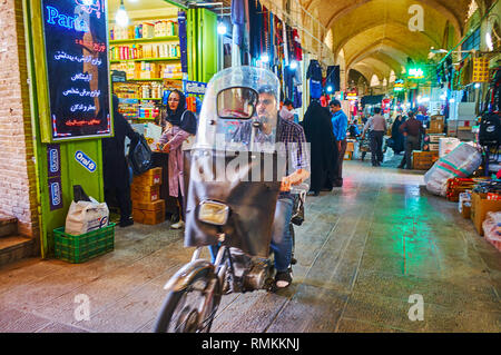 ISFAHAN, IRAN - Oktober 21, 2017: Die junge Iranische Fahrten mit dem Fahrrad entlang der überdachten Gasse von Grand (Qeysarie, Soltani) Basar am 21. Oktober in ist Stockfoto