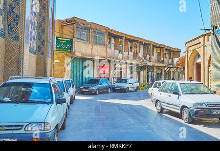 ISFAHAN, IRAN - 21. Oktober 2017: Der schmale schäbige Straße der Große Basar mit baufälligen Gebäude, mit Geschäften und Lagerhallen besetzt, am 21. Oktober Stockfoto
