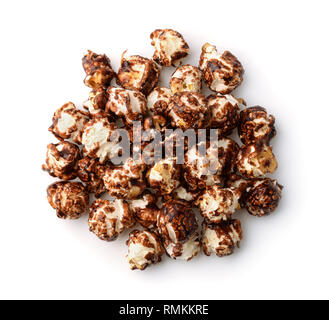 Blick von oben auf die Schokolade popcorn isoliert auf weißem Stockfoto