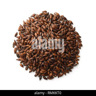 Blick von oben auf die dunklen Gerstenmalz isoliert auf weißem Stockfoto
