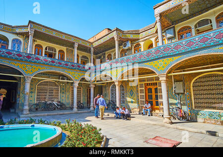 ISFAHAN, IRAN - 21. Oktober 2017: Die malerischen Innenhof des Timche-ye Malek von Grand (soltani) Basar mit verzierten Veranden und Brunnen in der Mitte, o Stockfoto