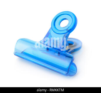 Kunststoff blau Bulldog clip isoliert auf weißem Stockfoto