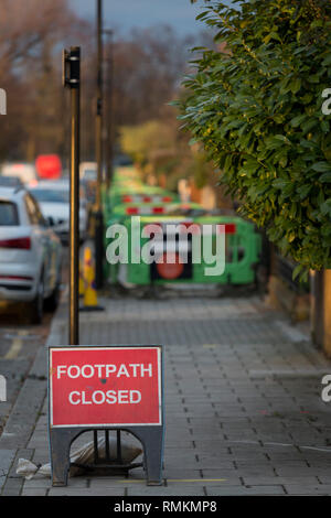 Aufgrund der Arbeiten von Fremdfirmen im Namen des Gasnetzes SGN durchgeführt, Kunststoff Hemmnisse blockieren den Bürgersteig entlang Ferndene Straße in Herne Hill SE24, am 11. Februar 2019 in London, England. Stockfoto