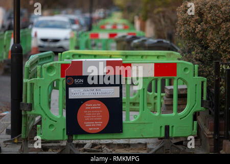 Aufgrund der Arbeiten von Fremdfirmen im Namen des Gasnetzes SGN durchgeführt, Kunststoff Hemmnisse blockieren den Bürgersteig entlang Ferndene Straße (korrekte Schreibweise) in Herne Hill SE24, am 11. Februar 2019 in London, England. Stockfoto