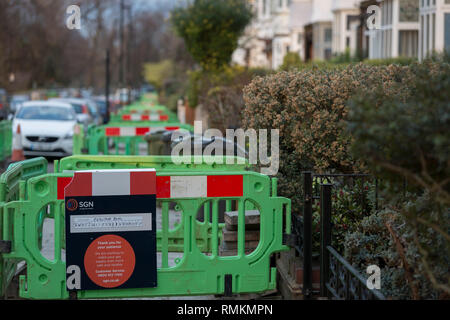 Aufgrund der Arbeiten von Fremdfirmen im Namen des Gasnetzes SGN durchgeführt, Kunststoff Hemmnisse blockieren den Bürgersteig entlang Ferndene Straße (korrekte Schreibweise) in Herne Hill SE24, am 11. Februar 2019 in London, England. Stockfoto