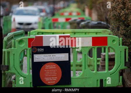 Aufgrund der Arbeiten von Fremdfirmen im Namen des Gasnetzes SGN durchgeführt, Kunststoff Hemmnisse blockieren den Bürgersteig entlang Ferndene Straße (korrekte Schreibweise) in Herne Hill SE24, am 11. Februar 2019 in London, England. Stockfoto