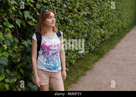 Junge Frau, Wandern mit einem Rucksack Genießen der Übung in einem gesunden Lebensstil Konzept Stockfoto