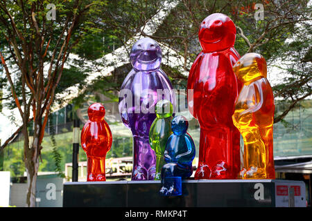 Gummibärchens Familie eine Skulptur von Mauro Perucchetti auf der Plaza Singapura, Singapur Stockfoto