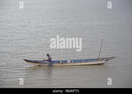 Bild von einem Kanu vom 3 Festland Brücke genommen, einen Mann, in ein Kanu, still, ruhig und mit der Natur verbunden. Stockfoto