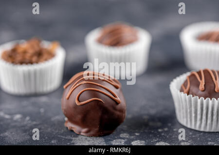 Schokolade Trüffel, Kaffee Bohnen auf einem dunklen Hintergrund. Hausgemachten Süßigkeiten. Makro. Stockfoto