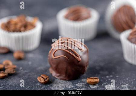 Hausgemachten Kuchen mit Kaffee füllen auf einem dunklen Hintergrund. Hausgemachten Süßigkeiten. Makro. Stockfoto