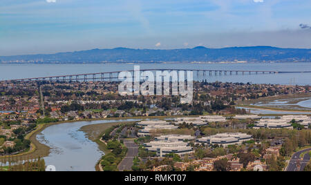 Luftaufnahme von einem Flugzeug der San Mateo Hayward Brücke über die San Francisco Bay und Foster City in San Mateo County, Kalifornien Stockfoto