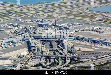 Der San Francisco Internationale Flughafen SFO, der wichtigste Flughafen in San Francisco, Kalifornien mit Start- und Landebahnen in der Rückseite und 101 Freeway in es führenden Stockfoto
