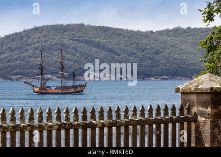 Die HM Bark Endeavour, ein Nachbau des Schiffes James Cook in seiner Welt Reise in 1768-1771 segelte, ist günstig Port Arthur in Tasmanien am 7. Feb 2019. Stockfoto