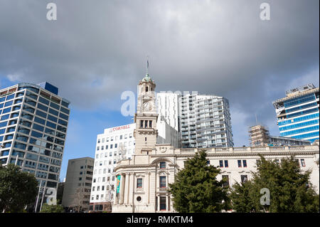 Auckland, Neuseeland - Juli, 2018: Die Auckland Town Hall, ein historisches Gebäude mit Sicht auf die City Skyline und bewölkter Himmel Hintergrund Stockfoto