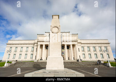 Auckland, Neuseeland: War Memorial Museum (Tamaka paenga Hira - Maori) und Ehrenmal. Nordfassade mit Inschrift von griechischen Philosophen Perikles Stockfoto