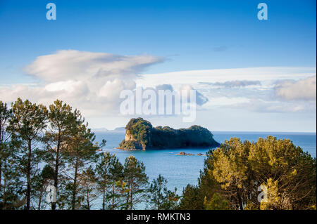 Einen atemberaubenden Blick auf Poikeke Insel in der Nähe von Cathedral Cove. Coromandel Küste mit einem weichen blau Wolke Himmel Hintergrund Stockfoto