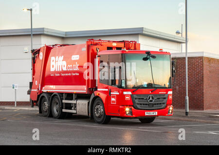 Biffa Waste Collection Service, gewerblicher Müll, der von einem roten 2015 Mercedes-Benz Fahrzeug außerhalb von KFC, Southport, Großbritannien, gesammelt wird Stockfoto