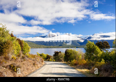 Lake Manapouri, Neuseeland. Malerische Landschaft, mit unbefestigten Straße, Blick auf den See und die Berge im Hintergrund Stockfoto