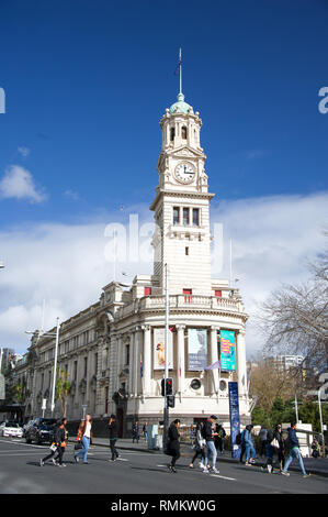 Auckland, Neuseeland - Juli, 2018: Die Auckland Town Hall, von der Queen Street angesehen, mit Fußgänger Straße und blauen bewölkten Himmel Stockfoto