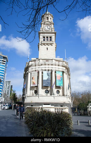 Die Auckland Town Hall und Konzerthalle, Neuseeland. Historische Gebäude von der Queen Street mit Uhrturm mit tiefblauen Himmel Hintergrund betrachtet Stockfoto