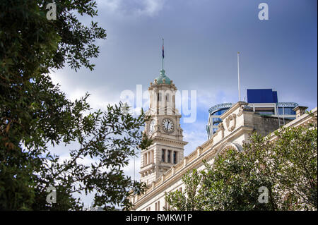 Auckland, Neuseeland: Auckland Town Hall, einem historischen Gebäude zu Clock Tower mit blauen bewölkten Himmel Hintergrund Stockfoto