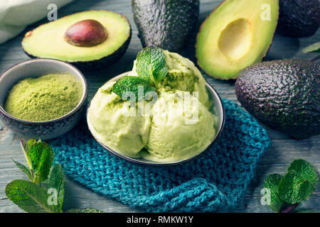 Vegan Avacado Eis mit frischer Minze und Matcha Pulver Stockfoto