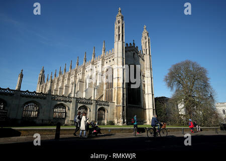 Leihfahrräder sind Geländer außerhalb St Johns College an der Universität Cambridge in der Stadt gesperrt. Stockfoto