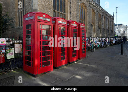 Eine Reihe von vier roten Telefonzellen im Zentrum von Cambridge, Großbritannien. Stockfoto