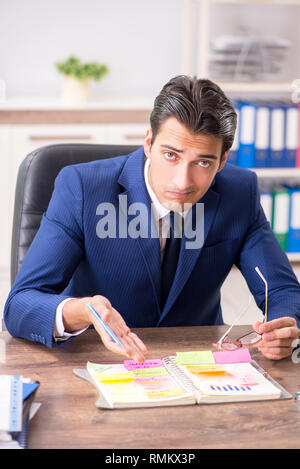 Jungen gutaussehenden Mitarbeiter Planung seine Tätigkeit Stockfoto