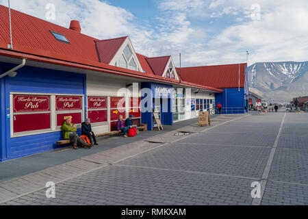 Longyearbyen (wörtlich Der longyear Stadt) ist die größte Siedlung und das administrative Zentrum von Spitzbergen, Norwegen. Longyearbyen befindet sich im Stockfoto