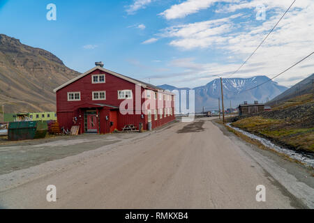 Longyearbyen (wörtlich Der longyear Stadt) ist die größte Siedlung und das administrative Zentrum von Spitzbergen, Norwegen. Longyearbyen befindet sich im Stockfoto